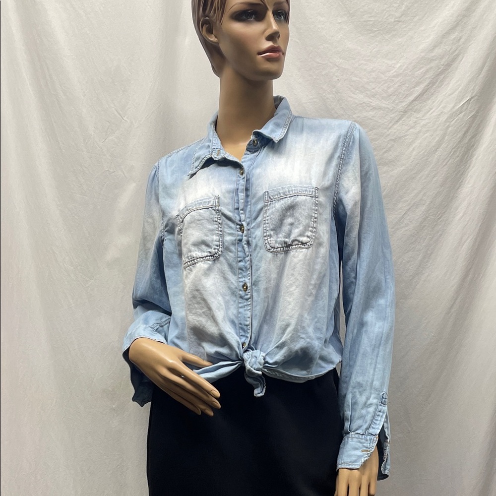 Rue21 Women's Light Blue Denim Button-Up Shirt